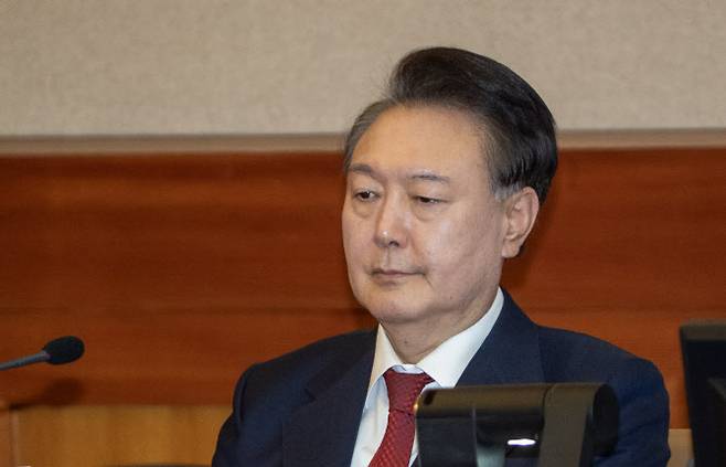 윤석열 대통령이 20일 오후 서울 종로구 헌법재판소 대심판정에서 열린 탄핵심판 10차 변론에 출석해 생각에 잠겨 있다. (사진 = 공동취재단)