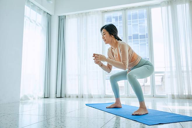 스쿼트와 런지는 다리와 엉덩이를 탄력 있게 만들고, 푸시 업은 가슴과 팔 근육, 플랭크와 마운틴 클라이머는 복근을 만드는데 도움을 준다. [사진= 게티이미지뱅크]