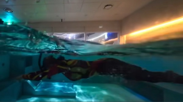 김혜수가 실천한 수영은 다이어트에 효과적이다. 물속에서는 물의 저항을 이겨내기 위해 더 많은 열량이 쓰인다. [사진=김혜수 인스타그램]