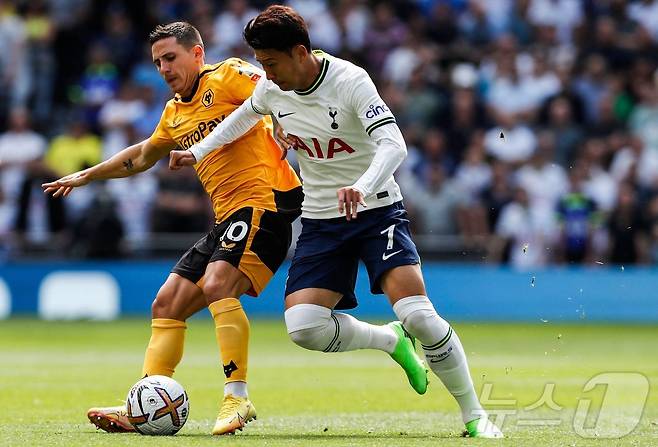 울버햄튼을 상대하는 손흥민 ⓒ AFP=뉴스1