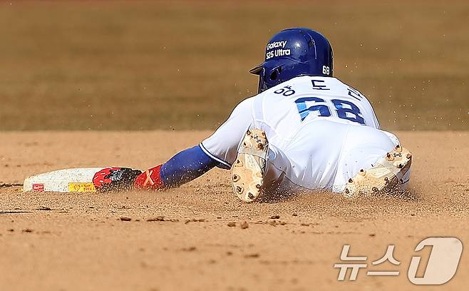 9일 오후 대구 삼성라이온즈파크에서 열린 프로야구 '2025 신한 SOL 뱅크 KBO 리그' SSG 랜더스와 삼성 라이온즈의 시범경기, 4회말 2사 상황 삼성 1루주자 양도근이 2루 도루를 시도하고 있다. 도루 성공. 2025.3.9/뉴스1 ⓒ News1 공정식 기자