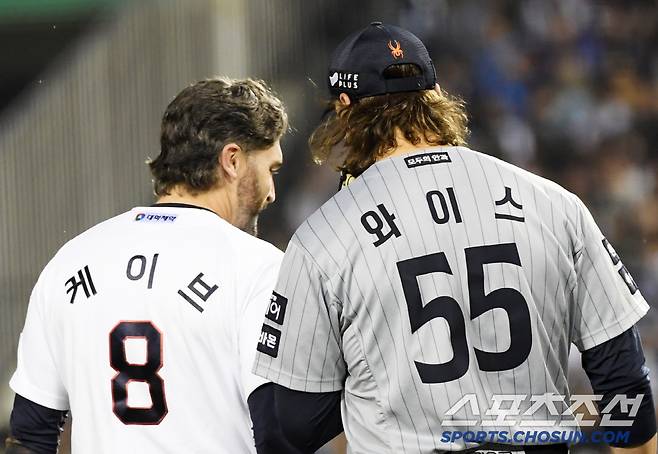 궁금한 건 못 참고 지나가는 성격의 와이스는 케이브에게 다가가 질문을 던졌다.