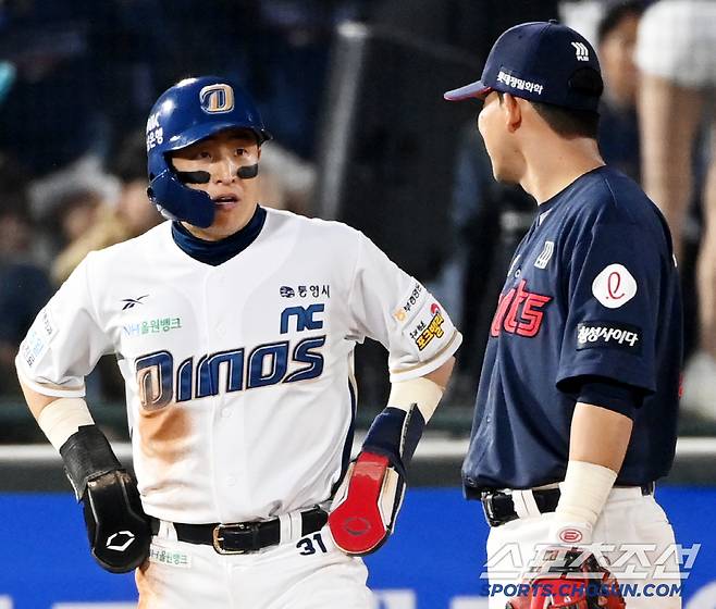 '어? 친구 왔나~' 옆에 있던 김민성을 발견한 손아섭의 놀란 눈과 입