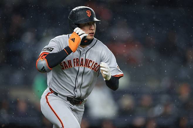 이정후가 1회초 선제 3점포를 터뜨린 뒤 빗속을 뚫고 베이스를 돌고 있다. Imagn Images연합뉴스