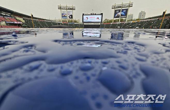 경기 시작 전 비가 내리고 있는 잠실구장.