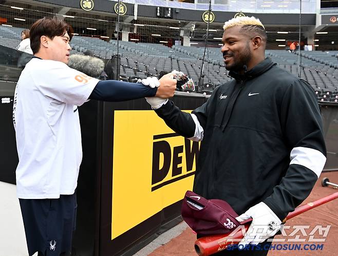 12일 대전 한화생명볼파크에서 열린 키움과 한화의 경기, 류현진과 푸이그가 인사를 나누고 있다. 대전=허상욱 기자wook@sportschosun.com/2025.04.12/