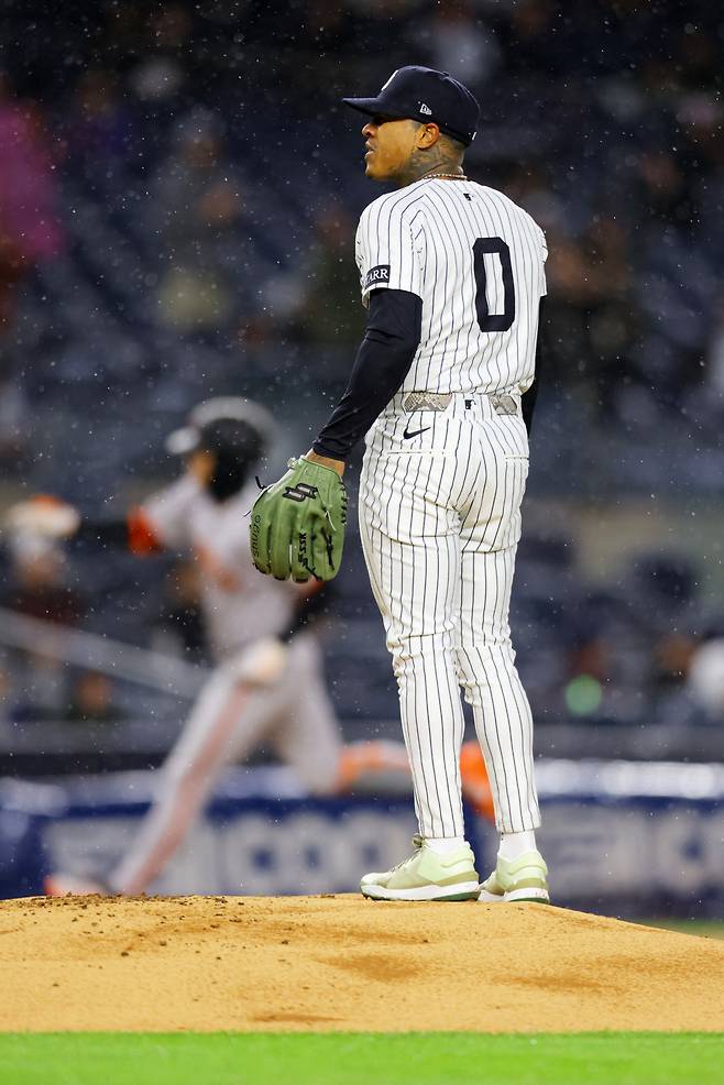 12일(한국시각) 양키스 원정에서 선제 3점 홈런을 때리고 베이스를 도는 이정후의 모습이 양키스 투수 스트로먼의 뒤로 보이고 있다. AFP연합뉴스