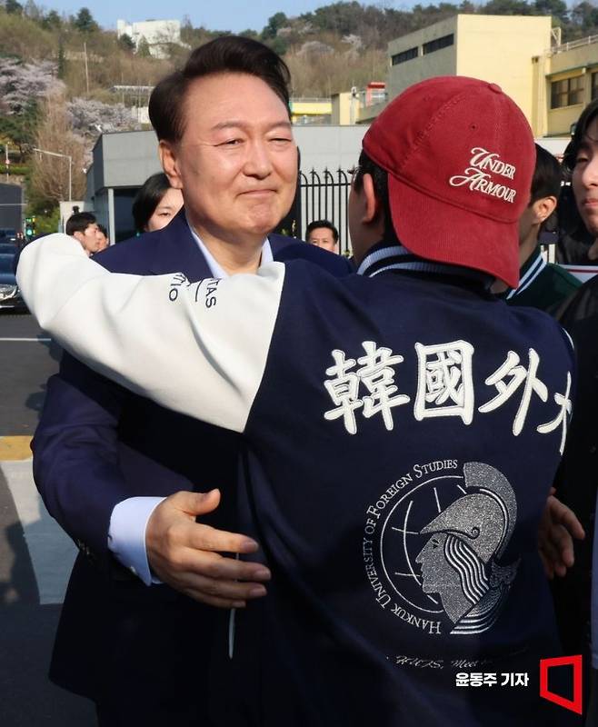 윤석열 전 대통령이 11일 서울 용산구 한남동 대통령 관저를 떠나 서초동 사저로 이동하며 지지자들과 인사를 하고 있다.
