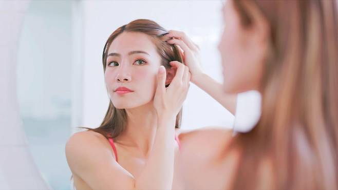 종종 탈모는 올바른 관리를 통해 개선이 될 수 있지만 전문가들은 "평생을 투자해야 하는 일"이라고 말한다