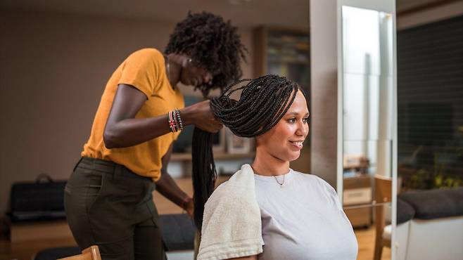 아프로 질감 모발 전문가 아기디는 여성들의 특정 헤어스타일이 탈모를 유발하기도 한다고 말했다