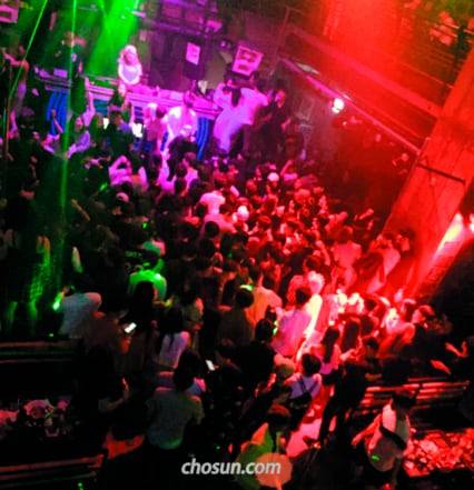 나이트클럽에서 춤을 추는 사람들. 사진은 기사와 관련 없음. /조선DB