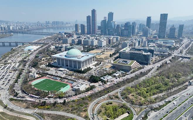벚꽃 축제가 한창인 11일 서울 여의도 윤중로에 활짝 핀 벚꽃이 봄소식을 전하고 있다. /남강호 기자