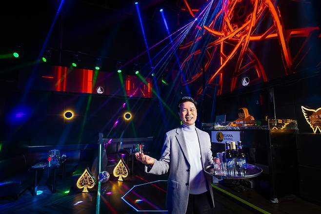 ‘쿨’의 김성수와 함께 줄리아나 나이트를 이끄는 오득수 대표가 맥주 쟁반을 들고 무대 앞에 섰다. 뒤로 DJ가 보인다. 돌아온 줄리아나는 전성기 클럽 음악을 재생하며 40~50대 손님들을 청년 시절로 데려간다. /이건송 영상미디어 기자