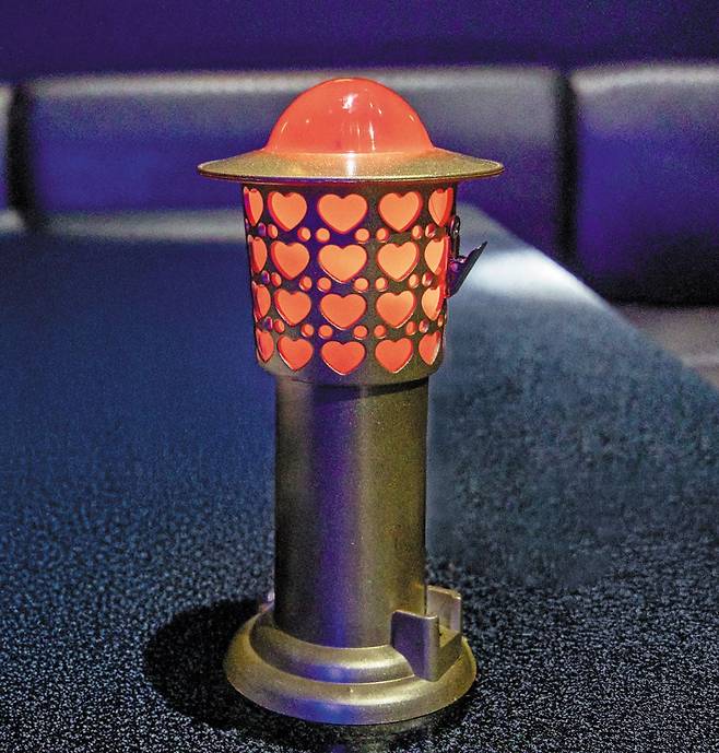 테이블에 손님이 앉으면 빨간 등에 반짝 불이 켜진다. 시끄러운 나이트클럽에서 호출기 역할도 한다. /이건송 영상미디어 기자