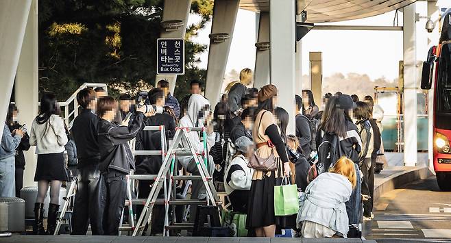 지난 8일 출국하는 아이돌 가수를 보기 위해 인천공항 앞에 진 치고 있는 팬들. /이건송 영상미디어 기자