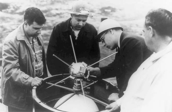 1958년 미 해군연구소 연구원들이 뱅가드 1호 위성을 로켓에 장착하고 있다./미 해군연구소