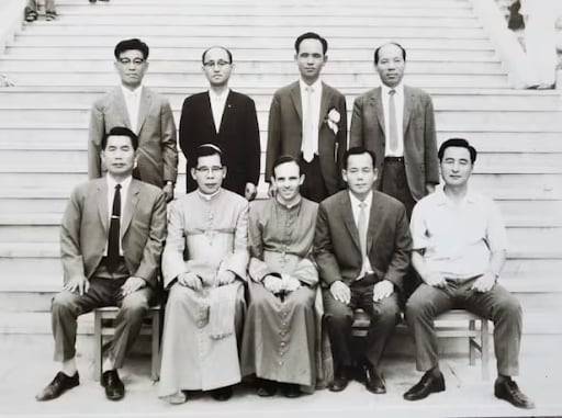 ▲1969년 주교가 된 것을 기념해 김수환 추기경과 기념 촬영을 한 젊은 얼굴의 두봉 주교(앞줄 세번째)