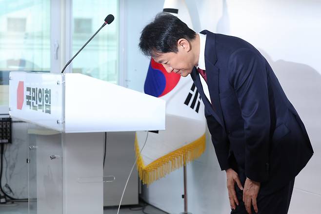 오세훈 서울시장이 12일 오전 서울 여의도 국민의힘 당사에서 가진 긴급 기자회견에서 대선 불출마 선언을 하고 있다. /뉴스1