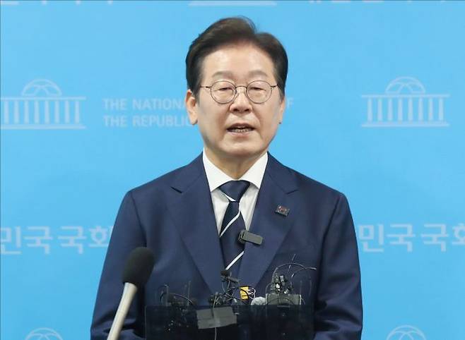 더불어민주당 이재명 전 대표가 11일 오전 국회 소통관에서 '비전 선포식 및 캠프 일정 발표' 기자회견을 마치고 백브리핑을 하고 있다. ⓒ데일리안 홍금표 기자