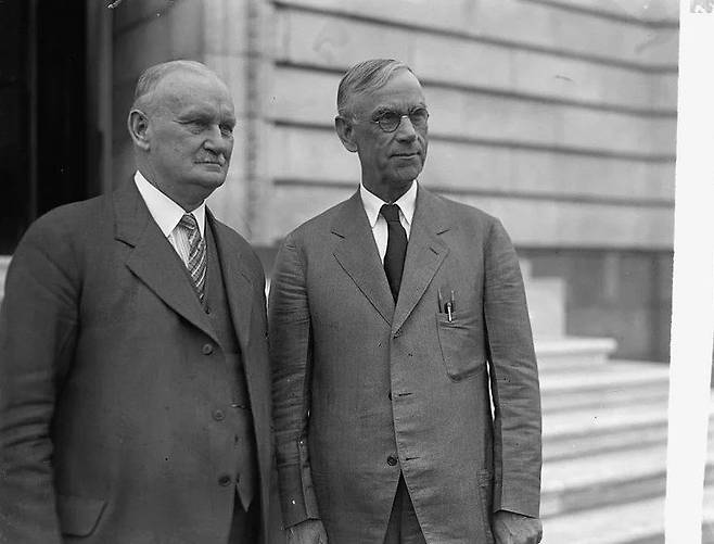‘스무트-홀리 관세법’으로 역사에 남은 두 인물, 윌리스 홀리 의원(왼쪽)과 리드 스무트(오른쪽) 의원. 미국 의회 도서관