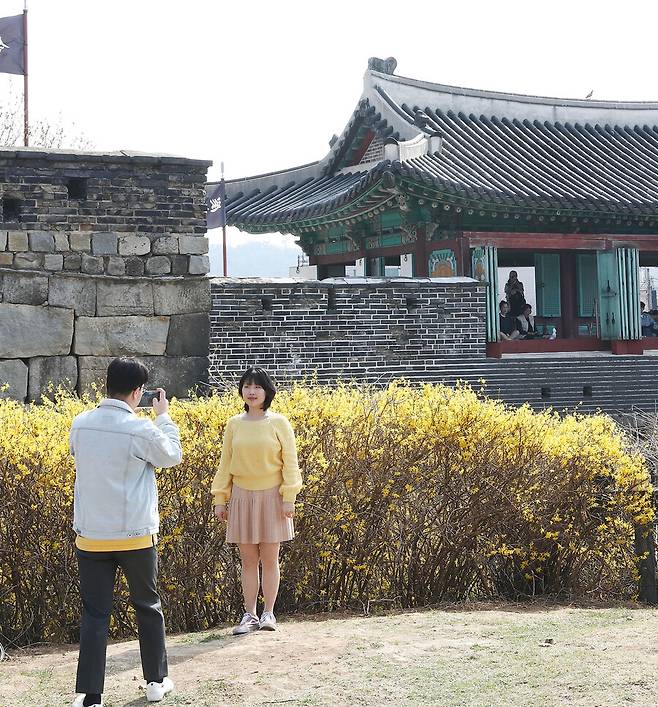 화홍문을 지나 용연으로 향하면 싱그러운 봄을 카메라에 담으려는 젊은이가 많다. 이날 영상 제작에 나선 최은교씨와 친구. 박미향 기자