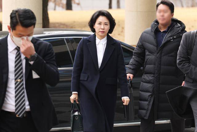 이재명 전 더불어민주당 대표의 배우자 김혜경(가운데)씨가 지난달 18일 경기 수원시 수원고법에서 열린 공직선거법 위반 사건 항소심 공판에 출석하고 있다. 연합뉴스