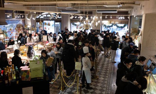 대전 중구 성심당에서 케이크를 구매하기 위해 기다리는 방문객. 이한호 기자