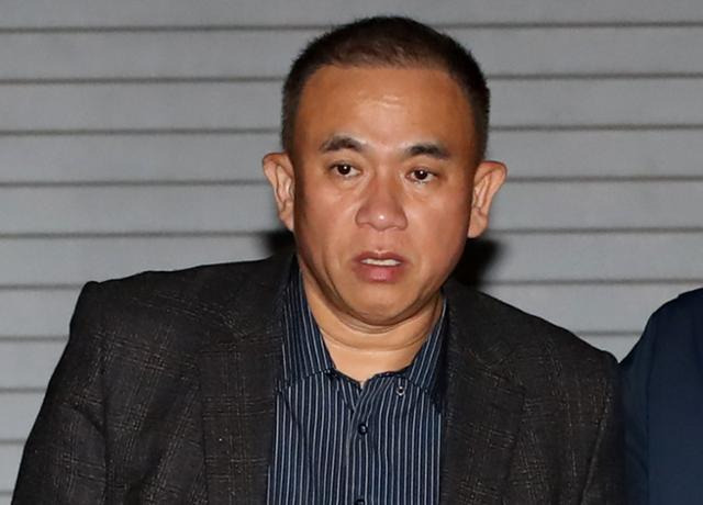 윤석열 대통령 부부 공천 개입 의혹의 핵심 인물인 명태균 씨가 지난해 11월 공천을 대가로 정치자금을 주고받은 혐의(정치자금법 위반)로 경남 창원시 성산구 창원지방법원에서 열린 구속 전 피의자 심문(영장실질심사)을 마친 후 대기 장소인 창원교도소로 가기 위해 호송차로 이동하고 있다. 뉴스1