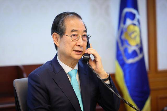 한덕수 대통령 권한대행 국무총리가 11일 정부서울청사 집무실에서 소말리아 아덴만 해역에 해외파병 중인 청해부대 44진 부대장 권용구 해군 대령과 전화 통화를 하고 있다. 국무총리실 제공