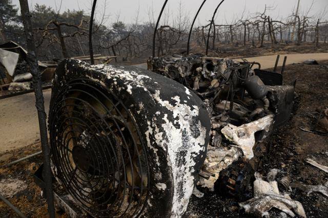 권오경씨의 과수원 한편에 농업용 SS기(스피드 스프레이어)가 화염에 의해 녹아내려 있다.