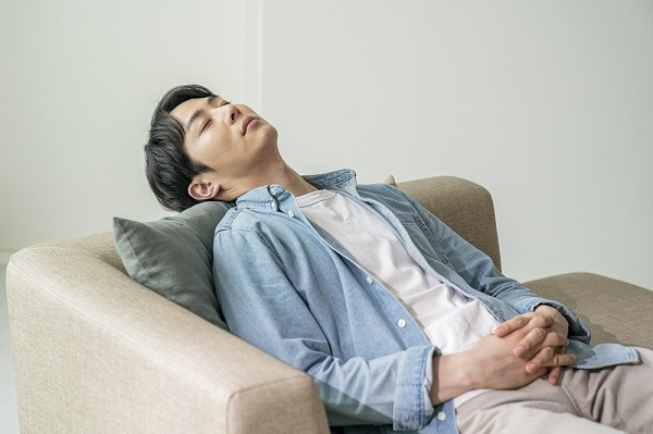 미국 브로워드 헬스 소속 폐‧중환자 치료 전문의인 니나 찬드라세카란이 완벽한 낮잠을 위한 두 가지 규칙을 소개했다./사진=클립아트코리아