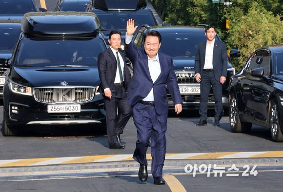 윤석열 전 대통령이 11일 오후 서울 용산구 한남동 대통령 관저를 떠나 서초동 사저로 이동하며 지지자들과 인사를 하고 있다. [사진=정소희 기자]