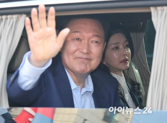 윤석열 전 대통령과 김건희 여사가 탄 차량이 11일 오후 서울 용산구 한남동 대통령 관저를 떠나 서초동 사저로 이동하고 있다. [사진=정소희 기자]