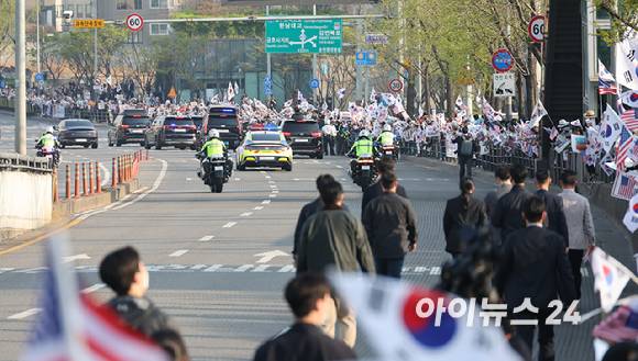 윤석열 전 대통령과 김건희 여사가 탄 차량이 11일 오후 서울 용산구 한남동 대통령 관저를 떠나 서초동 사저로 이동하고 있다. [사진=정소희 기자]