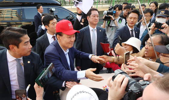 윤석열 전 대통령이 11일 서울 한남동 관저 앞에서 ‘Make Korea Great Again’(다시 한국을 위대하게)이라고 적힌 모자를 쓰고 지지자들과 인사를 나누고 있다. 최기웅 기자
