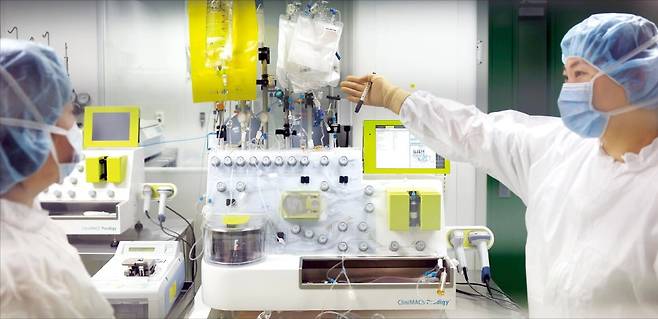 지난 7일 서울 혜화동 서울대병원 별관 3층 첨단세포유전자치료센터에서 간호사들이 키메릭항원수용체(CAR)-T세포 치료제를 제조하고 있다. /김범준 기자