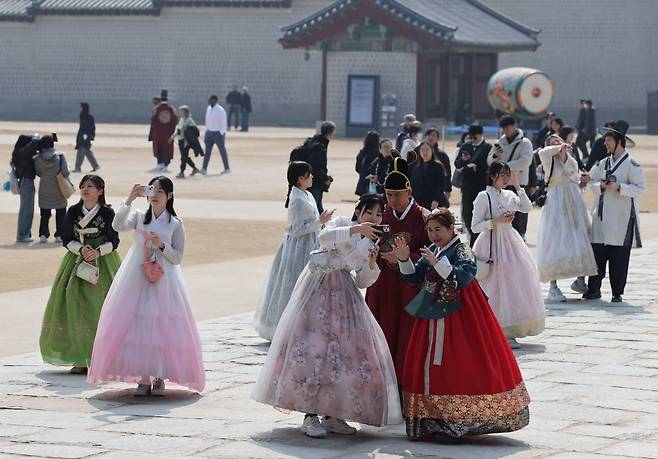 서울 경복궁을 찾은 외국인 관광객들이 기념촬영을 하고 있다. 사진=연합뉴스