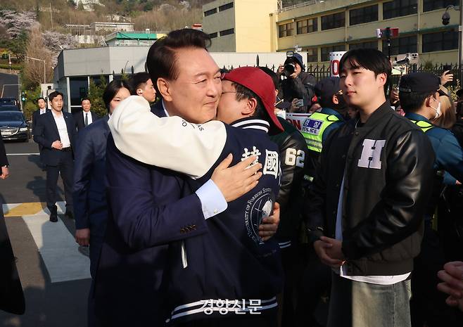 윤석열 전 대통령이 파면 결정 후 일주일 만인 11일 오후 서울 용산구 한남동 대통령 관저를 떠나기 앞서 정문 앞에서 자유대학 소속 학생들과 인사를 나누고 있다. 사진공동취재단 권도현 기자