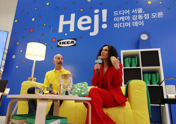 11일 서울 이케아 강동점에서 열린 미디어 데이 행사에서 이사벨 푸치 이케아 코리아 대표가 인사말을 하고 있다. 왼쪽은 매그너스 노르베리 이케아 강동점 점장. 강동점은 오는 17일 개장한다. 연합뉴스