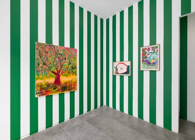 Installation view of "Roots n’ Fruits," presented by Galerie Eva Presenhuber in Seoul (Galerie Eva Presenhuber, Shara Hughes, Austin Eddy)
