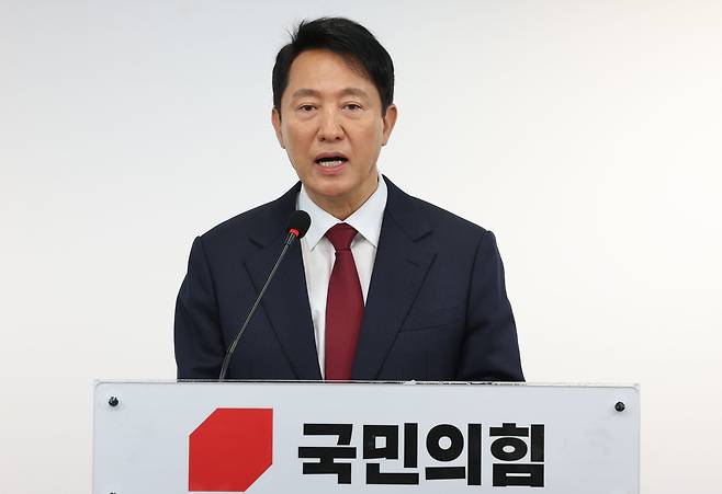 Seoul Mayor Oh Se-hoon announces he will not run for president during a press conference at the People Power Party headquarters in Yeouido, Seoul, Saturday. (Yonhap)