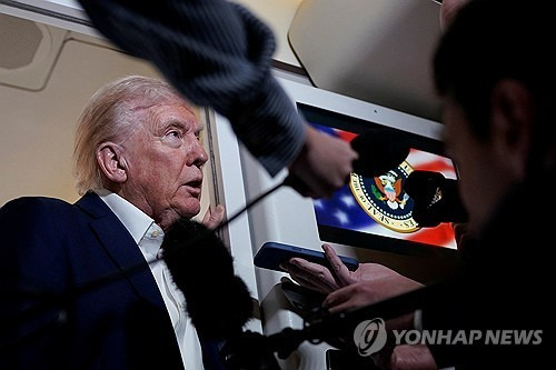 언론과 문답하는 트럼프. 로이터연합뉴스