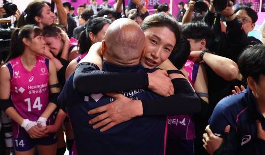 아본단자 감독과 포옹하는 김연경. 사진[연합뉴스]