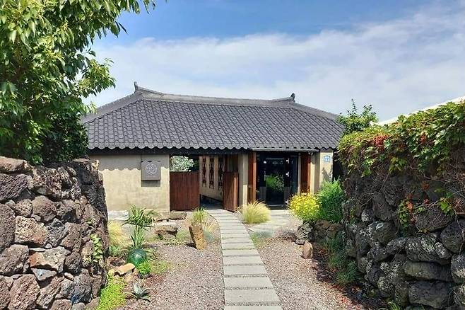 김녕해변 인근에 위치한 전통 가옥 에어비앤비. 1866년 처음 지은 집을 개조했다.  / 사진=에어비앤비