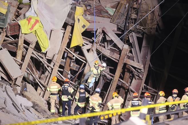 12일 오전 4시27분 경기소방재난본부가 광명시 일직동 신안산선 공사장 붕괴 현장에서 고립됐던 근로자를 구조하고 있다. 전날 오후 3시13분 붕괴 사고가 발생한 지 13시간14분 만이다./사진=뉴시스(광명시 제공)