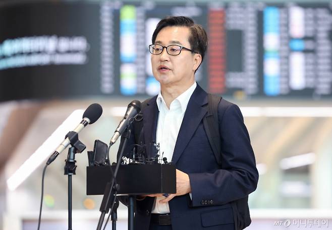[인천공항=뉴시스] 김진아 기자 = 김동연 경기도지사가 9일 인천국제공항 제2터미널에서 자동차 부품 관세 대응을 위한 미국 출장에 앞서 대선 출마 선언을 하고 있다.  2025.04.09. bluesoda@newsis.com /사진=김진아