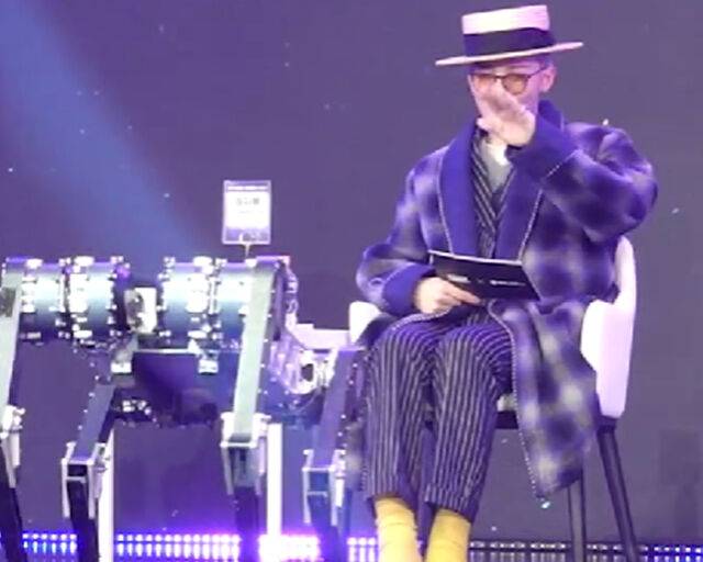 지드래곤이 AI 로봇에게 인사를 하고 있다. / 온라인 커뮤니티 캡처