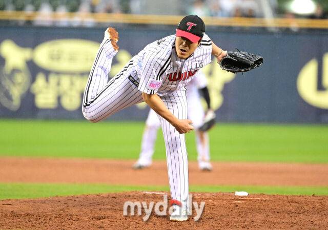 2025년 4월 12일 오후 서울 잠실구장에서 진행된 '2025 신한 SOL뱅크 KBO 리그' 두산 베어스와 LG 트윈스의 경기.LG 김진성이 7회초 1사 1.2루서 구원등판해 무실점 투구를 하고 있다./잠실=유진형 기자