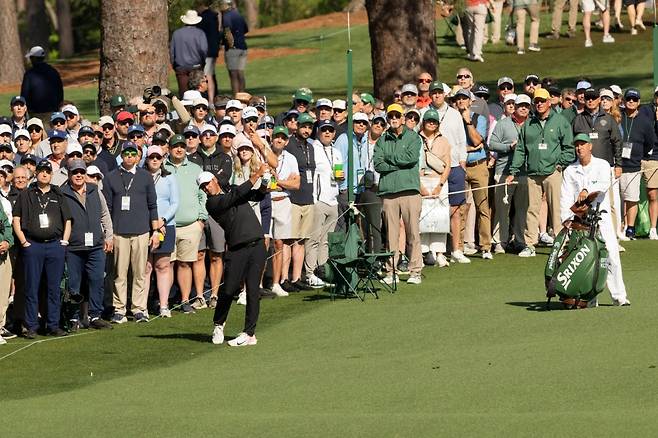 2라운드 도중 아이언샷을 날리고 있는 브룩스 켑카. [사진=masters.org]