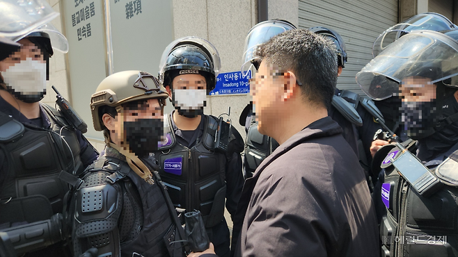 헬멧과 방독면 방검복 등을 입고 안국역 5번 출구 앞에 세워진 경찰버스 유리창을 곤봉으로 파손해 경찰에 붙잡힌 남성 A씨(왼쪽 두 번째). 이영기 기자